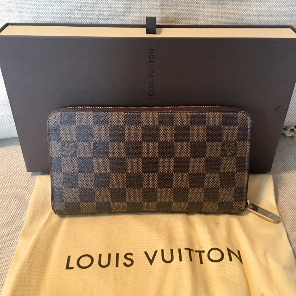 SOLD Louis Vuitton Zippy Organizer - Picture 1 of 8